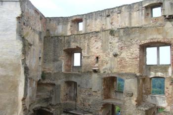 Zbytky hradního paláce (© Jaroslav Šefčík, 04/2009)