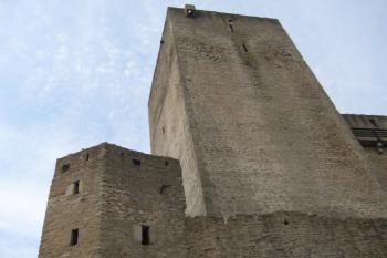 Pohled z pod věže (© Jaroslav Šefčík, 04/2009)