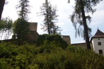 Z podhradí (© Jaroslav Šefčík, 04/2009)