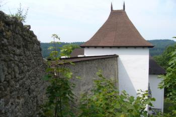 Vstupní brána hradu od hradební zdi (© Jaroslav Šefčík, 04/2009)