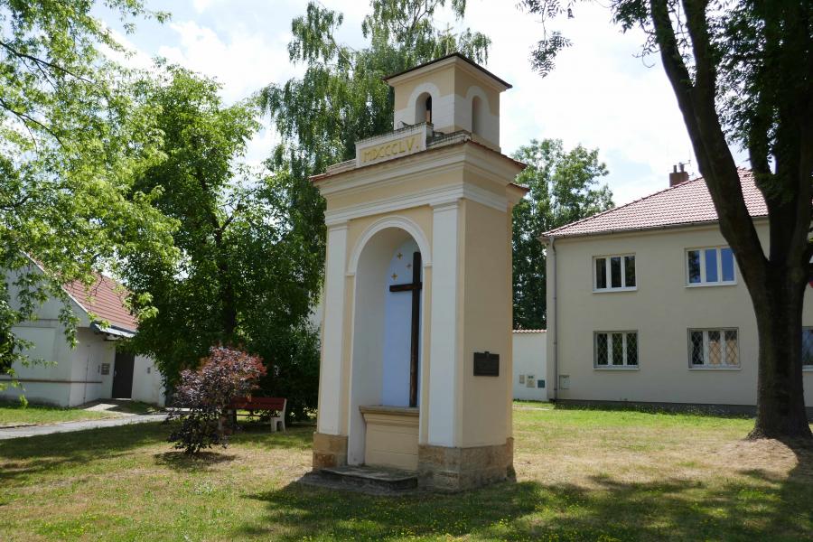 výklenková kaple se zvoničkou
