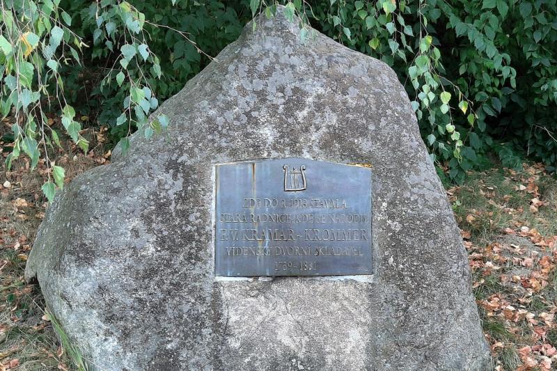 kámen s pamětní deskou Fr. V. Kramáře