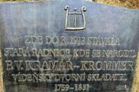 kámen s pamětní deskou Fr. V. Kramáře