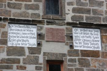Nápisové desky na západní stěně věže popisující švédské ostřelování věže ( © Ivan Grisa 07/2009)