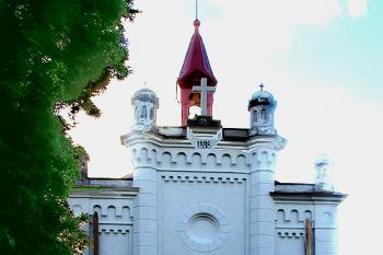 Hřbitovní kaple na hřbitově ve Veltrusích. (© Pavel Vítek  05/2018)