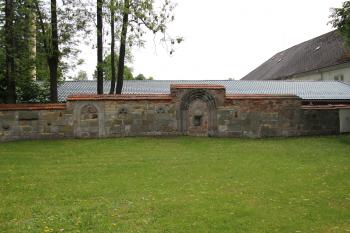 architektonické články ze zbořeného kostela v ohradní zdi (© Pavel Zany Komárek  3. 6. 2012)