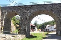kamenný železniční viadukt
