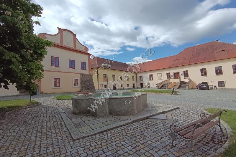 zámecká kašna zámecká kašna