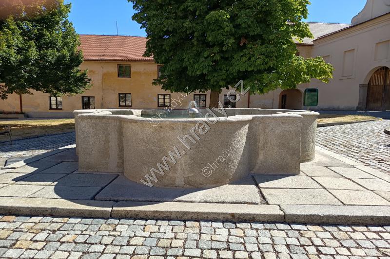 zámecká kašna zámecká kašna