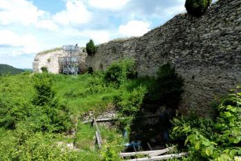 vnitřní líc zachovalé obvodové hradby s místem hradního paláce (© Jan P. Štěpánek 05/2014)