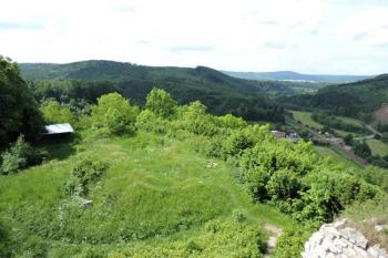 Plocha jádra hradu s výhledem do údolí Orlice (© Jan P. Štěpánek 05/2014)