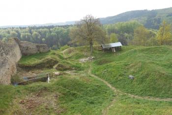Vlevo 3prostorový palác, vpravo 2prostorové stavení, pohled od severu (© Jan Večeřa, 05/2015)