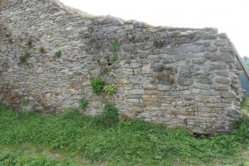 Vývojová fáze, starší používala ke zdění opuku, mladší pískovec, jižní stěna plášťové zdi (© Jan Večeřa, 05/2015)