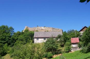 Lanšperk - Pohled na hrad z vesnice (© Ivo Rozehnal, 07/2010)