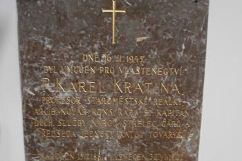 Pamětní deska P. Karla Kratiny, umučeného nacisty 15.II.1945 (© Johannes Cladis, 01/2015)