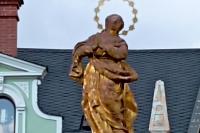 sloup se sochou Panny Marie Immaculaty