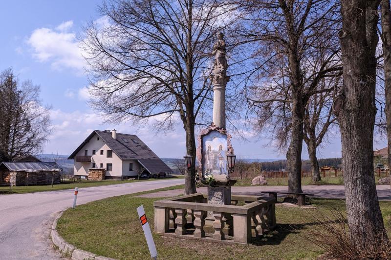 mariánský sloup s obrazem sv. Jana a Pavla