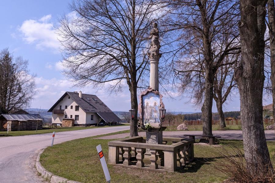  mariánský sloup s obrazem sv. Jana a Pavla