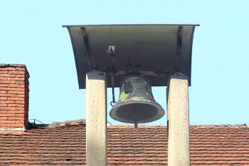 Zvonička a kříž v Lejčkově v okrese Tábor. (© Pavel Vítek  09/2021)