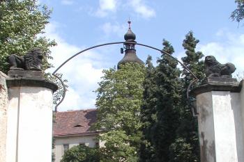 brána zámku (© Alena Volná, 7/2007)