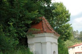 Zámecká kaplička ve zděnném opevnění ( © Aleš Marek 08/2006)