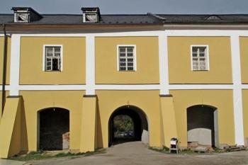severní vstupní křídlo z nádvoří (© Jan P. Štěpánek 10/2013)