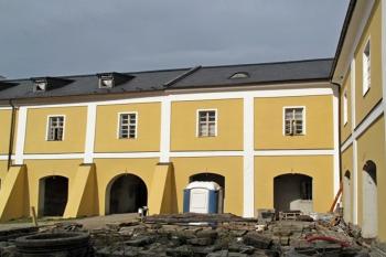 severní vstupní křídlo z nádvoří (© Jan P. Štěpánek 10/2013)