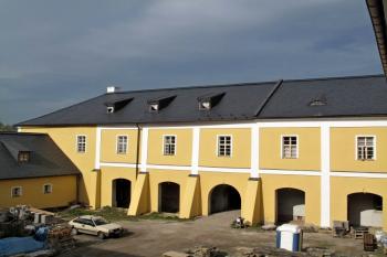 pohled na nádvoří a vstupní křídlo z patra zámku (© Jan P. Štěpánek 10/2013)