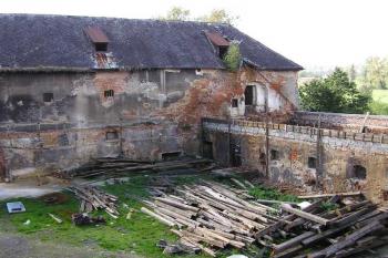 západní nároží jižního křídla s navazujícím křídlem zýpadním ( © Jan P. Štěpánek 09/2005)