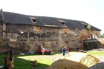 celkový pohled na jižní provozní křídlo ( © Jan P. Štěpánek 09/2005)
