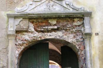 vstupní portál v severním křídle ( © Jan P. Štěpánek 09/2005)