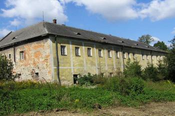 východní křídlo zámku od jihovýchodu ( © Jan P. Štěpánek 09/2005)