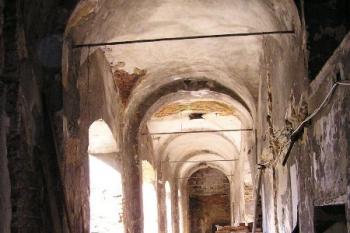 otevřená arkádová chodba v přízemí severního křídla ( © Jan P. Štěpánek 09/2005)