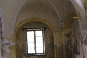 opačná strana kaple se zachovalými lavicemi ( © Jan P. Štěpánek 09/2005)