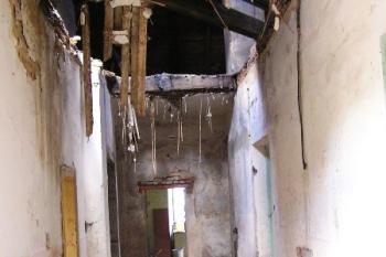 chodba v patře východního křídla s částečně spadlým stropem ( © Jan P. Štěpánek 09/2005)