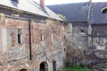 jihovýchodní nároží nádvoří zámku ( © Jan P. Štěpánek 09/2005)