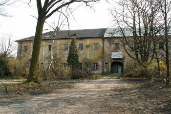 Pohled na průčelí zámku s hlavním vstupem. ( © Miroslav BITTER 04/2007)