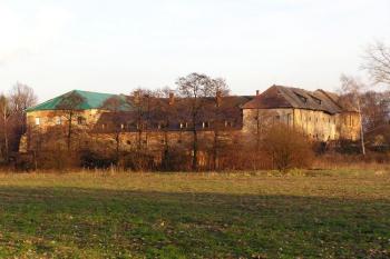 zámek od západu. V jeho obnově je vidět malý krok kupředu ( © Jan P. Štěpánek 12/2007)