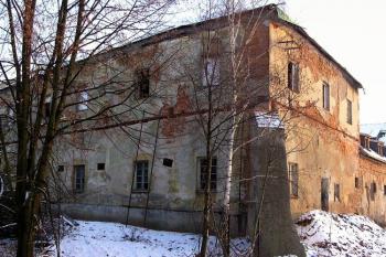 severozápadní nároží a celá západní fronta zámku ( © Jan P. Štěpánek 01/2008)