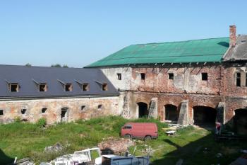celkový pohled na nádvoří zámku z jihovýchodního nároží ( © Jan P. Štěpánek 09/2009)