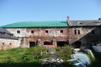 pohled přes nádvoří na severní křídlo zámku s průjezdem ( © Jan P. Štěpánek 09/2009)