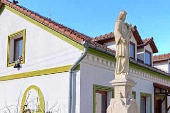 Socha sv. Jana Nepomuckého v Grygově u Olomouce. (© Pavel Vítek  10/2015)