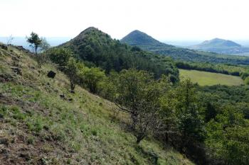 pohled z úbočí Brníku na Srdov, za ním je Oblík a v pozadí Raná (© Yarda Domin  06/2026)