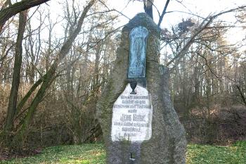 Pomník Mistra Jana Husa v Neuměřicích v okrese Kladno. (© Pavel Vítek 02/2022)