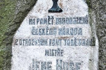 Pomník Mistra Jana Husa v Neuměřicích v okrese Kladno. (© Pavel Vítek 02/2022)