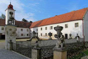 Nádvoří s hospodářskými budovami pohledem z mostu od hlavní budovy zámku. (© Pavel  Vlach, 09/2013)