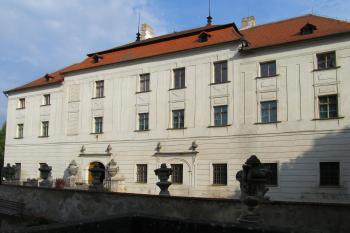 Vstupní průčelí hlavní zámecké budovy. (© Pavel  Vlach, 09/2013)