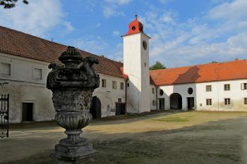 Hospodářské budovy předzámčí na nádvoří. (© Pavel  Vlach, 09/2013)