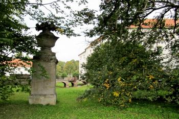 Park poblíž zámku s barokní vázou. (© Pavel  Vlach, 09/2013)
