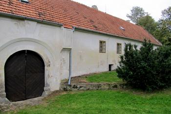 Hospodářské budovy předzámčí u rybníka Pivovárek. (© Pavel  Vlach, 09/2013)
